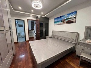 cho thuê nhà rẻ và đẹp nghi tàm, tây hồ, hn. dt 170 m2, 4 ngủ, giá 15 triệu/th