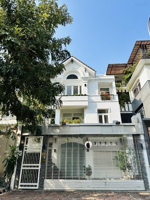 chính chủ cần bán biệt thự nam long trần trọng cung 8x24m. 3 lầu, 7pn, cần bán gấp.