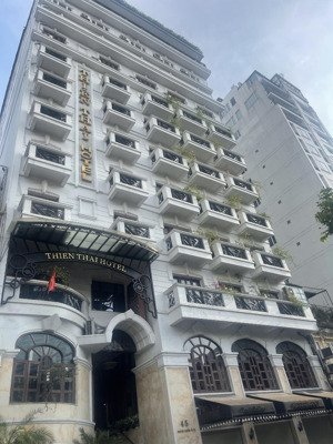 bán nhà mặt phố bùi thị xuân nguyễn du. dt 120m. xd 10 tầng. giá 650 tr/m. mt hơn 5m