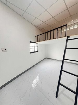 phòng 1pn tách bếp, cách uef 350m, có gác, hẻm xe hơi