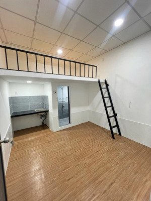 phòng có gác, sát uef, có máy lạnh, hẻm xe hơi