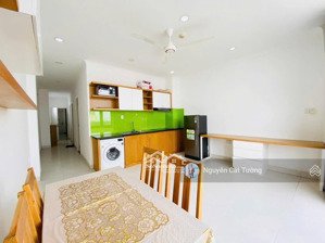 căn hộ 2 phòng ngủ - 70m2 - ban công lớn - giặt riêng - ngay cầu bông - quận 1 - toà nhà thang máy.