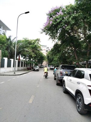 bán nhà phân lô, kinh doanh, ô tô hoàng cầu 7 tầng thang máy 28 tỷ