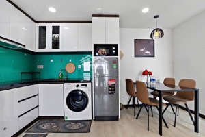 cần bán căn góc 2 phòng ngủ, view lý tự trọng. giá: 7 tỷ 2. lh: diễm)