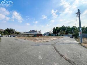 GIA ĐÌNH NGỘP LÔ ĐẤT NGAY PHƯỜNG TÂN TRIỀU NẰM CÁCH CHỢ 800M