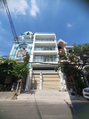 cho thuê nhà mt hồ biểu chánh. phú nhuận. dt: 8x20m. trệt 4 lầu sân thượng. thang máy. phòng rộng.