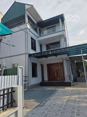 bán nhà 3 tầng tk hiện đại full đồ dt 330m2 có sân vườn rộng ngõ oto vào trong sân vườn giá 3,x/m2