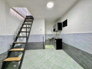 cho thuê duplex cực rộng rãi gác cao 2m phòng siêu gần vhu và chợ khuông việt