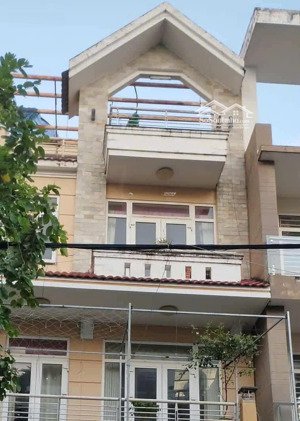 bán nhà villa ngay trung tâm tp q2 cũ 100m2 ngang 5.7m đẹp đường đồng bộ giá rẻ hơn cả cao tầng
