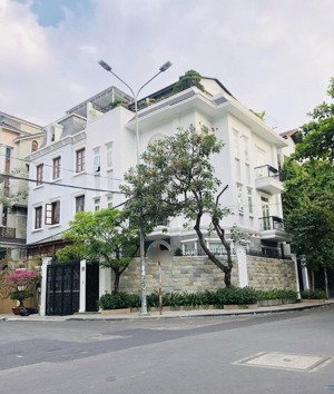 quá rẻ! bán biệt thự ngay vạn hạnh mall quận 10. dt: 10x19m kc: hầm 3 tầng hđt: 90tr giá: 36 tỷ