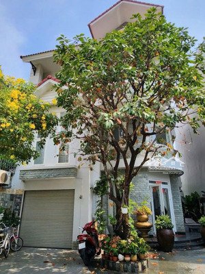 bán gấp biệt thự, an phú, q2 (giá rẻ). dt 10x30m cn 300m2. giá ~193tr/m2 (khu biệt thự hoa hồng)