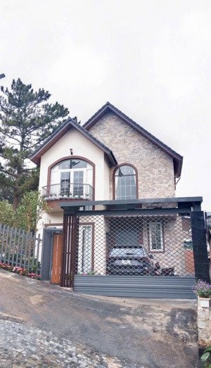 bán villa sân vườn , mới xây nội thất hiện đại, 4pn, 200m2 trung tâm p.11 đà lạt giá 11.5 tỷ.
