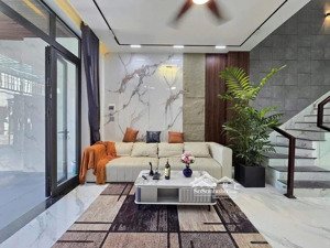 chỉ hơn 8 tỷ có nhà đẹp 6 ngủ, 50m², ngay gần chợ hà đông, oto, kinh doanh.