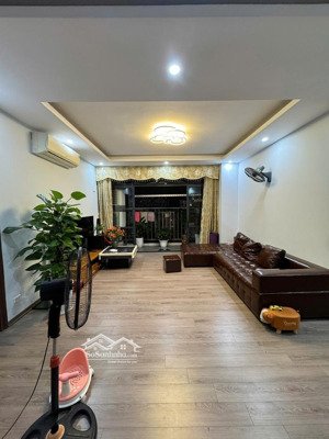 toà c''land chung cư mỹ đình, dt 135m2, full nội thất, logia, thoáng, khu vực sầm uất, giá 8.2 tỷ