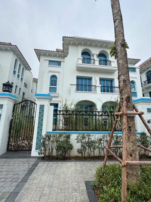 chính chủ bán căn feria đơn lập mặt hồ hơn 400m2
giá yêu thương 4x tỷ. 