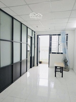 cho thuê căn hộ hồng loan 5c, 56m2, 2 phòng ngủ, thang máy, 2wc, 1 máy lạnh, bãi xe oto có mái che