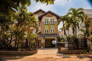 bán gấp căn biệt thự siêu đẹp ngay nguyễn văn hưởng-thảo điền - quận 2.(15x28-3 tầng -gía: 67 tỷ )