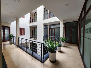 cho thuê toà nhà văn phòng ngay tttp - 30 phòng - hầm đỗ xe - 400m2