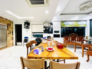 bán nhà đẹp lâm hạ view vườn hoa kinh doanh sầm uất chỉ 30 tỷ liên hệ quang địa thế: 