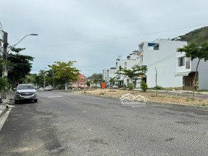 nhà mặt tiền kinh doanh gần biển đường 16m. 2 mặt tiền thoáng mát