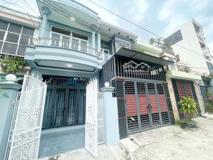 nhà xinh đối diện công viên gần biển