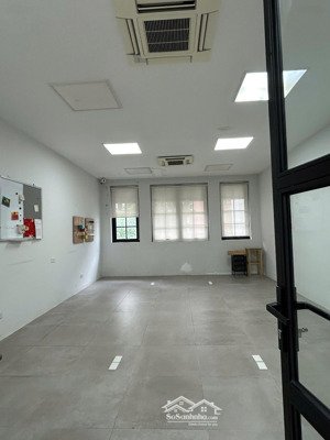 cho thuê nhà mặt phố bà triệu, dt 110m2x3 tầng, mt 5m, giá 150tr, lh 