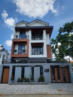 biệt thự thảo điền - quận 2 - dt - 8x20m - 3 tầng - giá 33 tỷ - full nội thất xịn