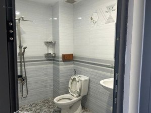 cho thuê phòng trọ ở lầu 2 trong nhà có 2 tầng lầu và 1 sân thượng