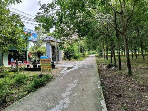 miếng này sát bên kcn nam đồng phú, khu này trọ nhiều - kinh doanh được 296tr