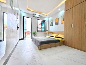 cho thuê ccmn ngay ngã tư sở. toà mới, full đồ, máy giặt riêng, ban công. oto đỗ cửa. giá 5tr6