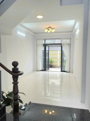 sân để xe 4x14m nhà thuê mới 3pn sân thượng - hẻm xe hơi nguyễn tư giản phường 12 gò vấp