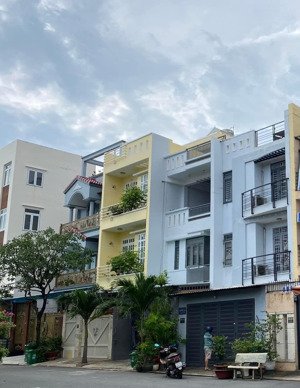 gấp bán3 tầng trung tâm thủ đức - có dòng tiền mỗi tháng - đường xe hơi thông- 98m2 -nhỉnh 4tỷ .