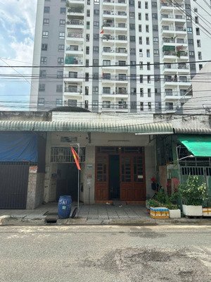 chủ cần sang gấp dãy trọ gần chợ bình đáng 110m2 đường d2 gồm 1 kiot 5 phòng shr thu nhập 8tr/tháng
