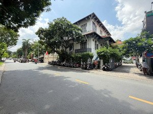 bán toà nhà chdv đường hoàng văn thụ, phú nhuận. cách mt 30 mét hẻm xe hơi lớn có hđt: 82tr/tháng