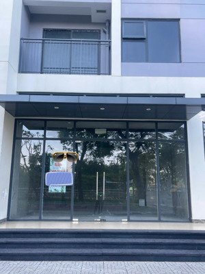 cho thuê shop mặt sảnh 20 triệu hoàn thiện rỗng rãi tại vinhomes grand park