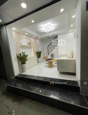 nhỉnh 4 tỷ- có ngay nhà trung tâm ba đình - nhà đẹp - gần phố - thoáng trước sau - ngõ ba gác
