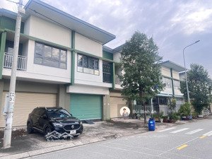 cần bán căn shophouse kđt oasis,85m2 full thổ cư, nhà 2 tầng, ngay sát sân pickle ball và hồ bơi