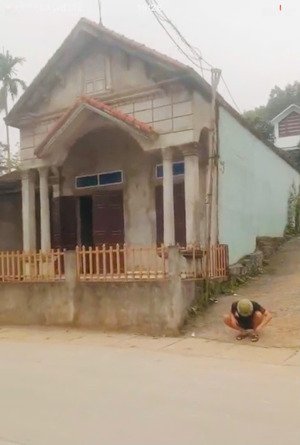 chủ gửi bán 328m2 có nhà sẵn ở, mặt đường liên xã, kinh doanh tốt, tại lương sơn, hòa bình