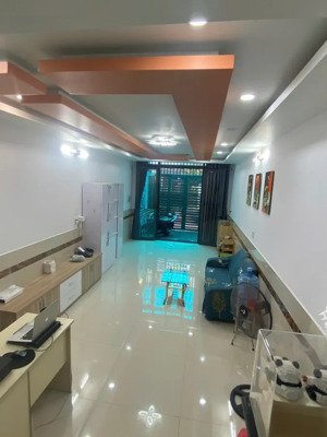 nhà đủ nội thất. bán nhà cầm bá thước 5 tầng, 4pn, 5wc 11.5 tỷ. chỉ sách vali vào ở.