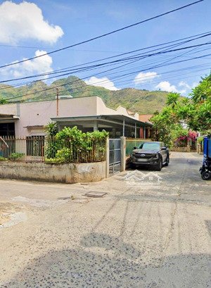 [ mặt tiền dương hiến quyền _ đường rộng 7m ] * cách biển ba làng : 120m * giá: 11,5 tỷ