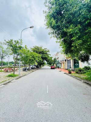 bán đất lạc long quân trc mặt là sông thoáng và vỉa hè cực rộng 126m2 rộng 7m hướng bắc ghé đông