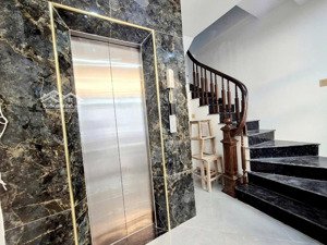 có 102 chính chủ nhờ bán,nhà khương đình , thang máy,mặt ngõ thẳng tắp, cách 50 m ô tô tránh 43m 6t