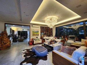 bán biệt thự 208m- 94.99 tỷ-sát hồ điều hoà -thông đường phan bá vành - nội thất xịn -nội thất xịn.