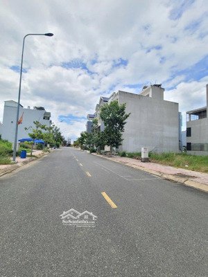 sổ sẵn cần sang gấp lô đất trong kdc phú hồng thịnh 2, dt 97,4m2, full thổ, lê thị trung vào 100m