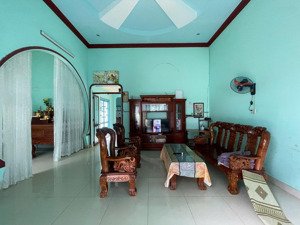 nhà cấp 4 đầy đủ công năng, khu dân cư hiện hữu, đường ô tô né nhau.