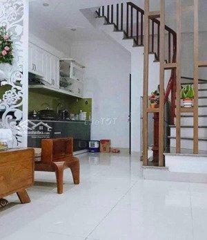 nguyễn văn cừ .gia thụy .30m2 .5 tầng .8 triêu
lh zl) nhà cưc đep.