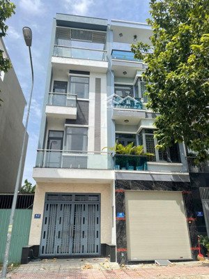 bán căn nhà phố đẹp trong khu dân cư đồng bộ đẹp , đáng sống nhất tp dĩ an . gần kề làng đại học