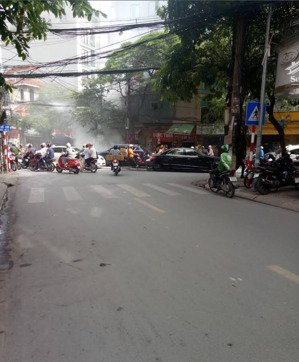 bán tòa nhà văn phòng kinh doanh ngã tư sở.