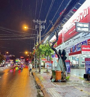 bán nhà mặt tiền cực rẻ vơi 4x27m _ 3 tầng _13.5 tỵ