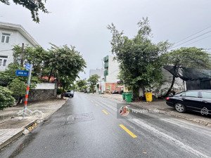 bán nhà mặt tiền đường quốc hương - p.thảo điền dt :113,2m2 (ngang 8,5 x 12,9) . giá : 31ty6